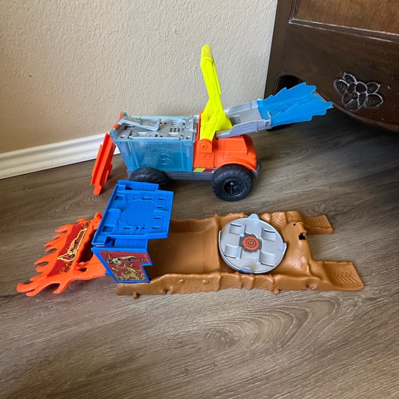 Hot wheels monster trucks arena smashers set - no cars included.  Like new - Picture 1 of 7
